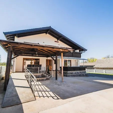 Cozy Luxe With Natural Thermal Bath - Seven Bedroom *