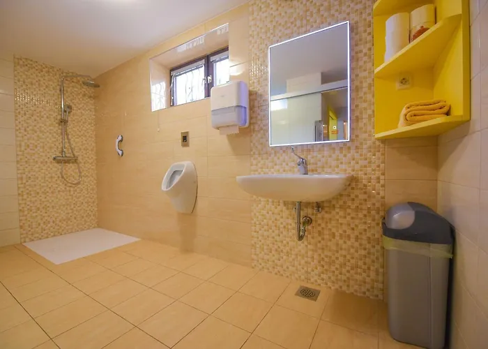 بيت للعطل Cozy Luxe With Natural Thermal Bath - Seven Bedroom *