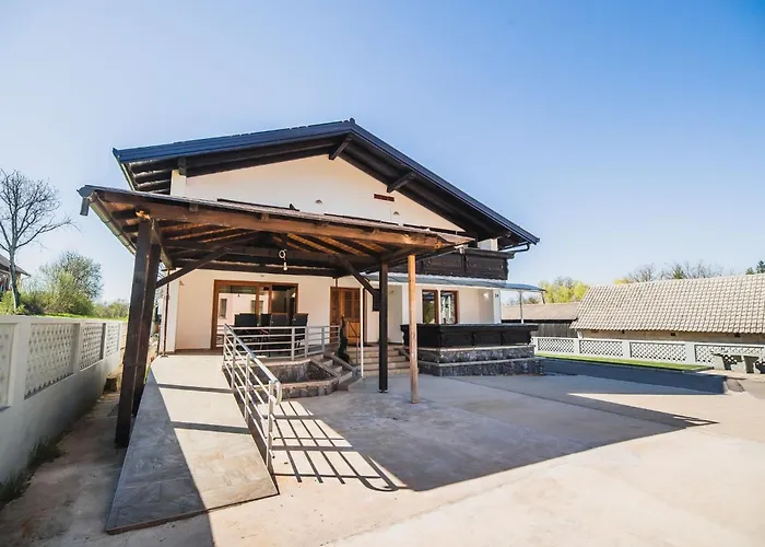 Cozy Luxe With Natural Thermal Bath - Seven Bedroom *